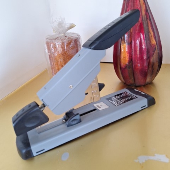 Heavy Duty Stapler - Picture 4 of 5